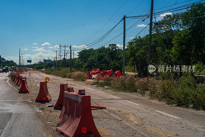 墨西哥昆塔纳罗奥- 307高速公路-道路关闭